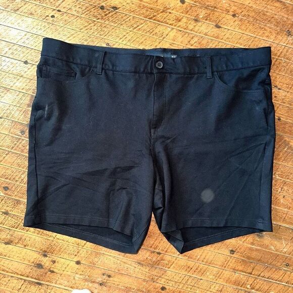 Torrid black stretchy comfortable Bermuda size 28 shorts - Picture 1 of 3